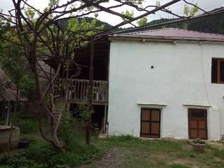 Гостевой дом Guesthouse Megi on Robaqidze 6 Боржоми Трехместный номер с балконом-10